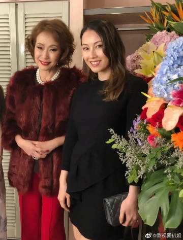 包含袁嘉敏微博的词条