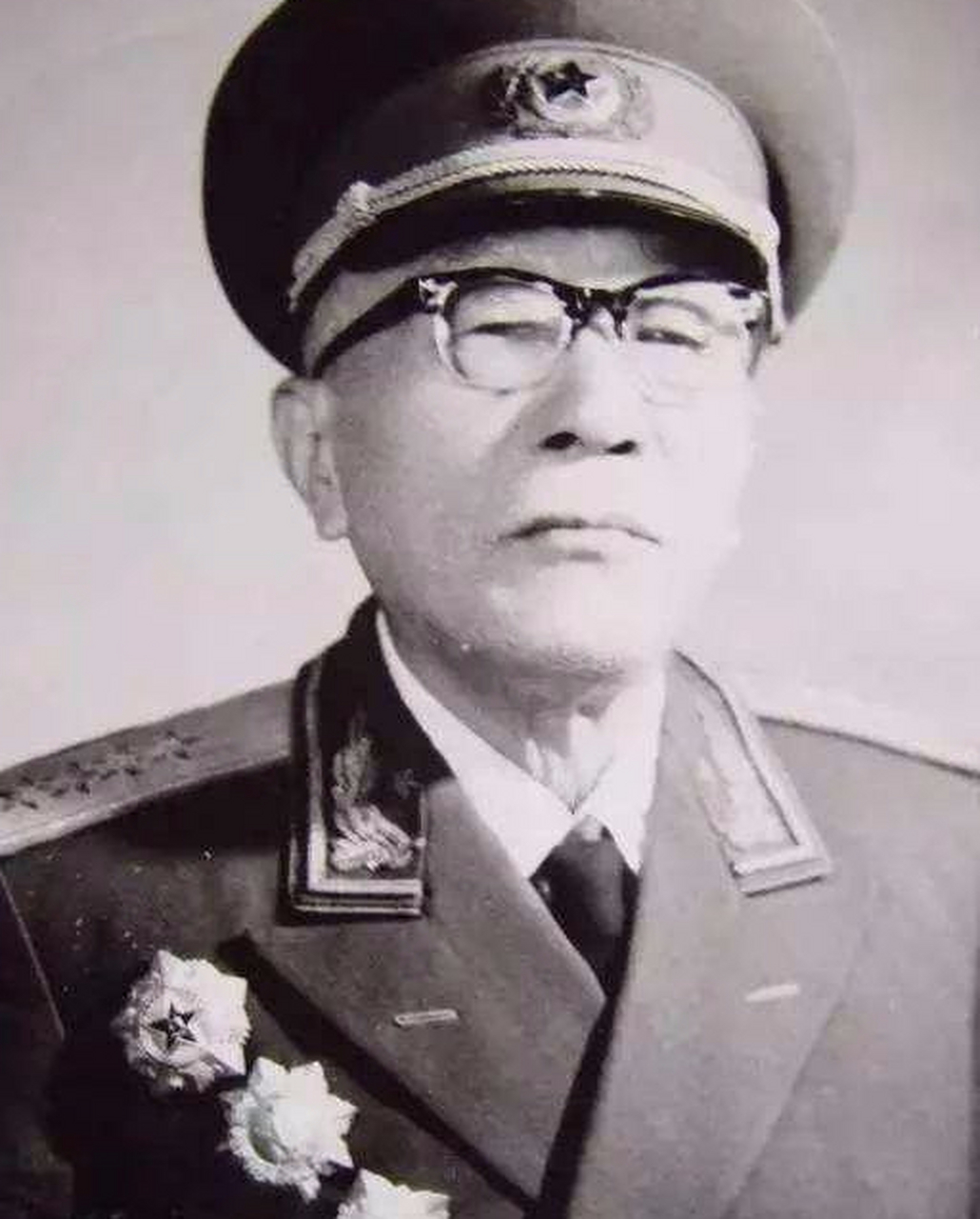 黄克诚简历的简单介绍