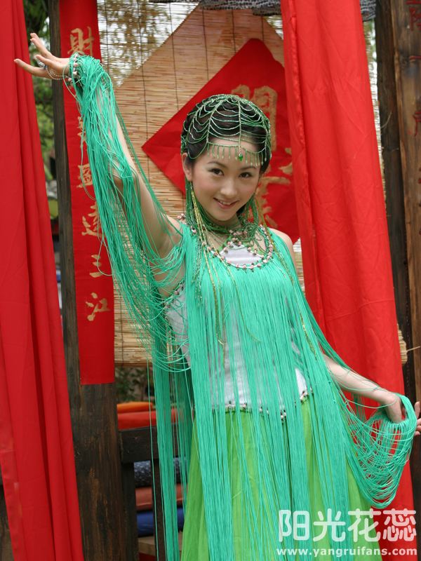 杨蕊，杨蕊菡为什么改名艾依依
