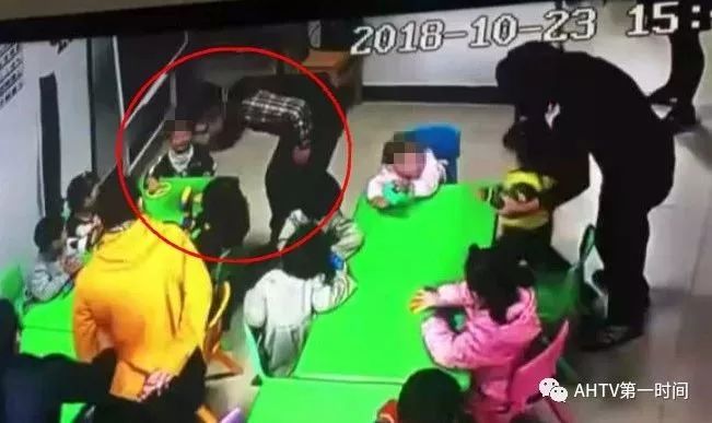 女子连续掌掴婴儿，掌掴婴儿被处罚 视频