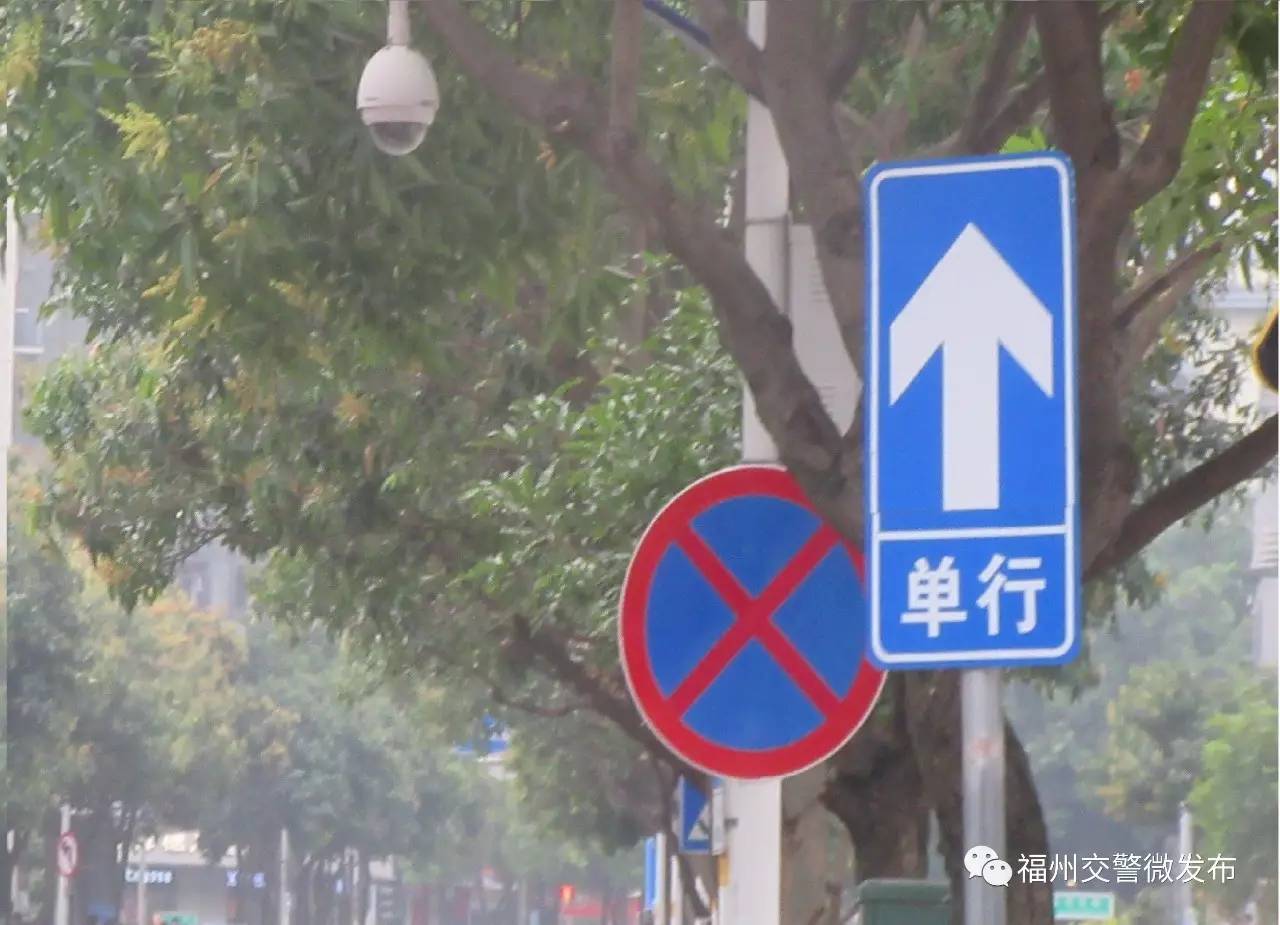 单行道的路标，单行道路标指示牌虚线两边虚线
