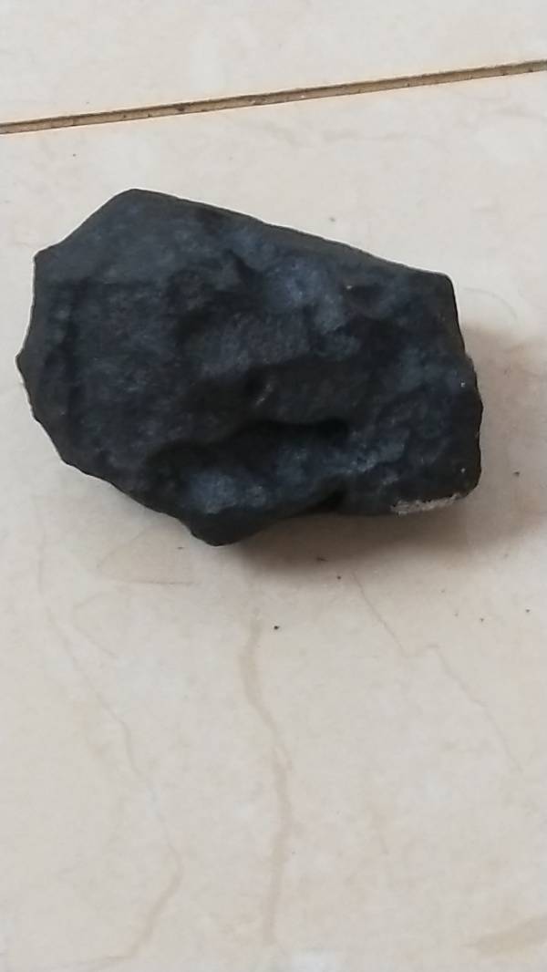 银色陨石，银色陨石很轻很硬有光泽